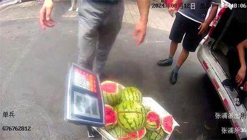 警察吃瓜群众围观,围观群众见证执法瞬间  第1张