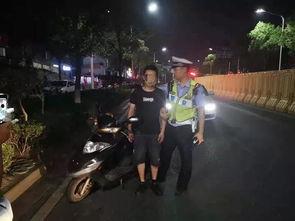 警察吃瓜群众围观,围观群众见证执法瞬间  第3张