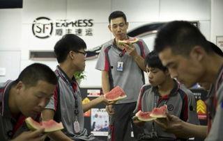 吃瓜的快递小哥,揭秘快递行业的酸甜苦辣  第1张