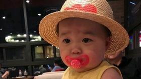 小奶娃吃瓜,萌态十足，揭秘宝宝成长中的趣味瞬间  第2张