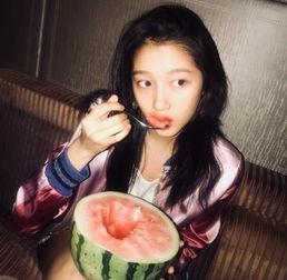 黄灿灿吃瓜图片高清,高清美图曝光引网友热议  第3张