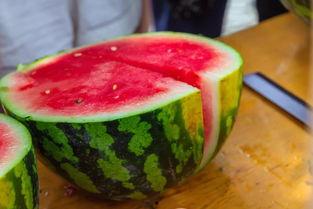 大学操场吃瓜,校园生活里的闲聊时光  第3张